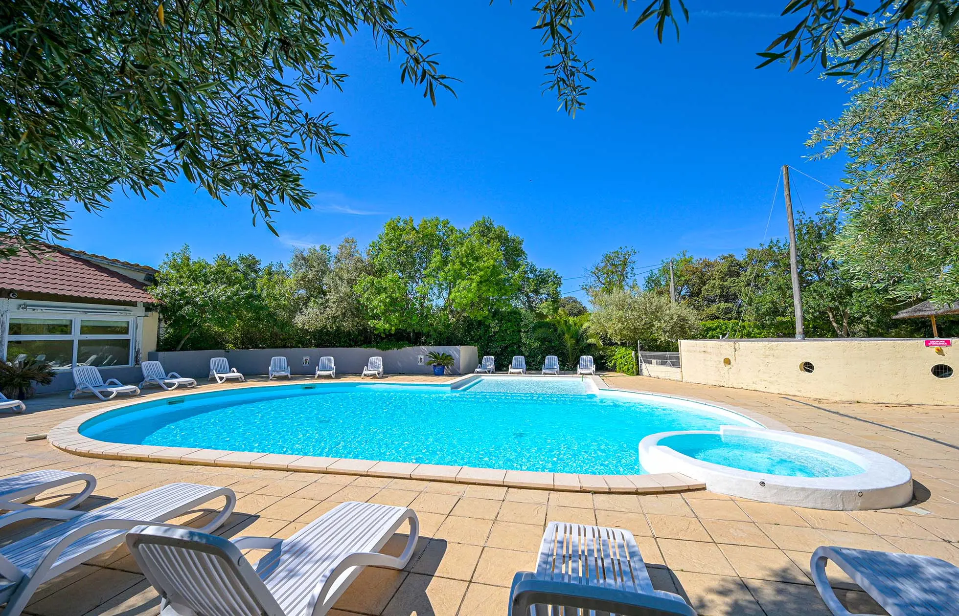 06 - Camping Fondespierre - Piscine