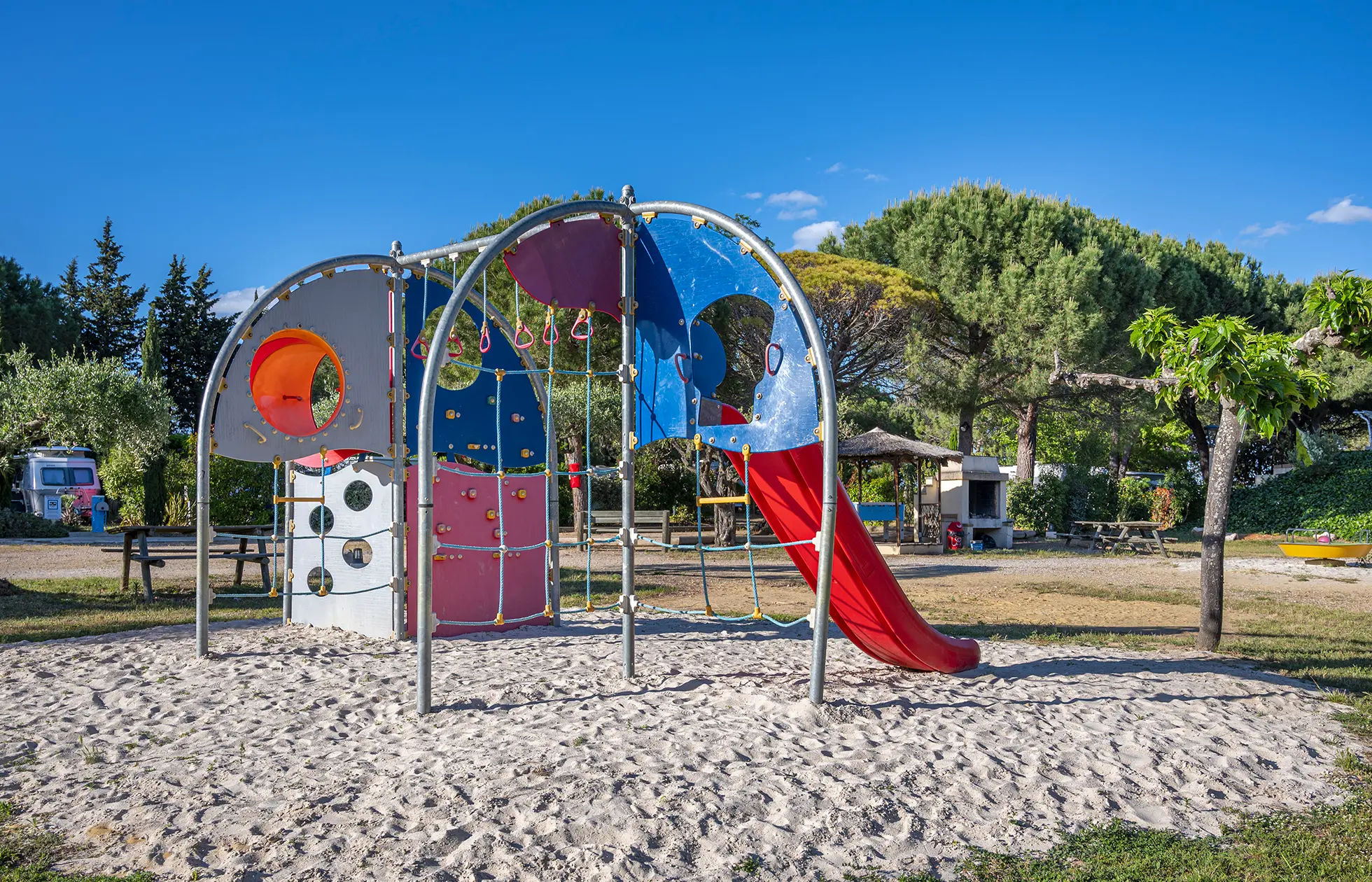 10 - Camping Le Mas de Mourgues - Aire de jeux