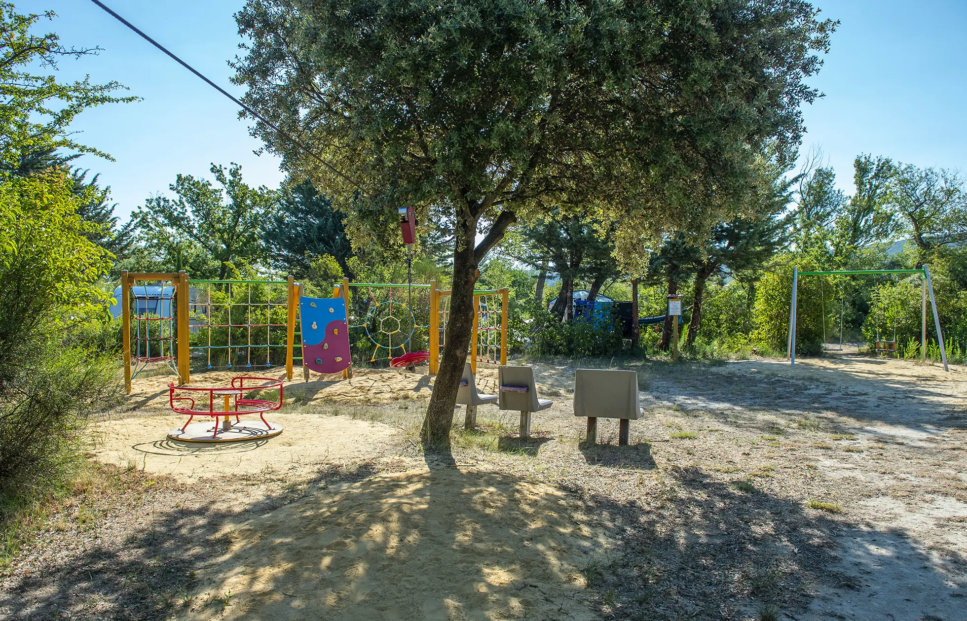 Camping Les Rives de l'Aygues - Aire de jeux 4